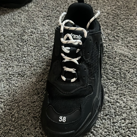 Like new black balenciaga  sneakers size 38 which is a size 7 - Picture 2 of 9